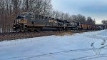 NS 4073 leads Y76 west.